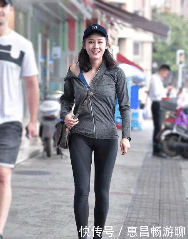 #束腰#健美裤贴身束腰，看出美女身材优势
