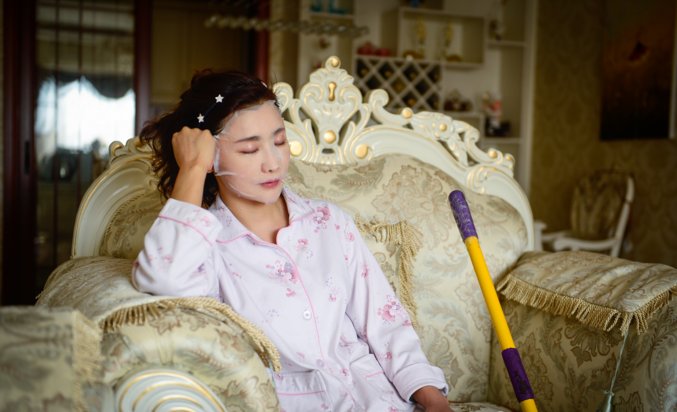 镜头下:云南50岁大妈冻龄不老，与女儿同出门似姐妹