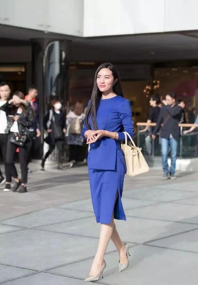 身材|街拍:身材高挑的美女,身穿一字肩连衣裙,非常的典雅