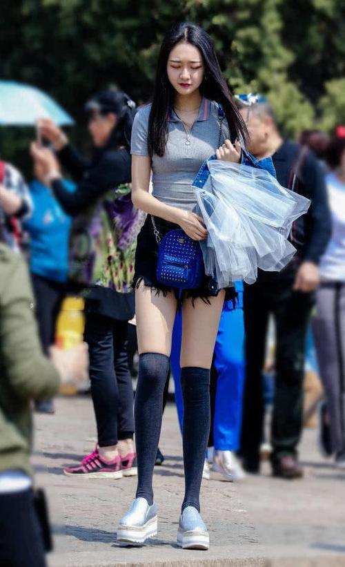 人群中亮眼的时尚辣妈，热裤长靴根本看不出来刚生完孩子！