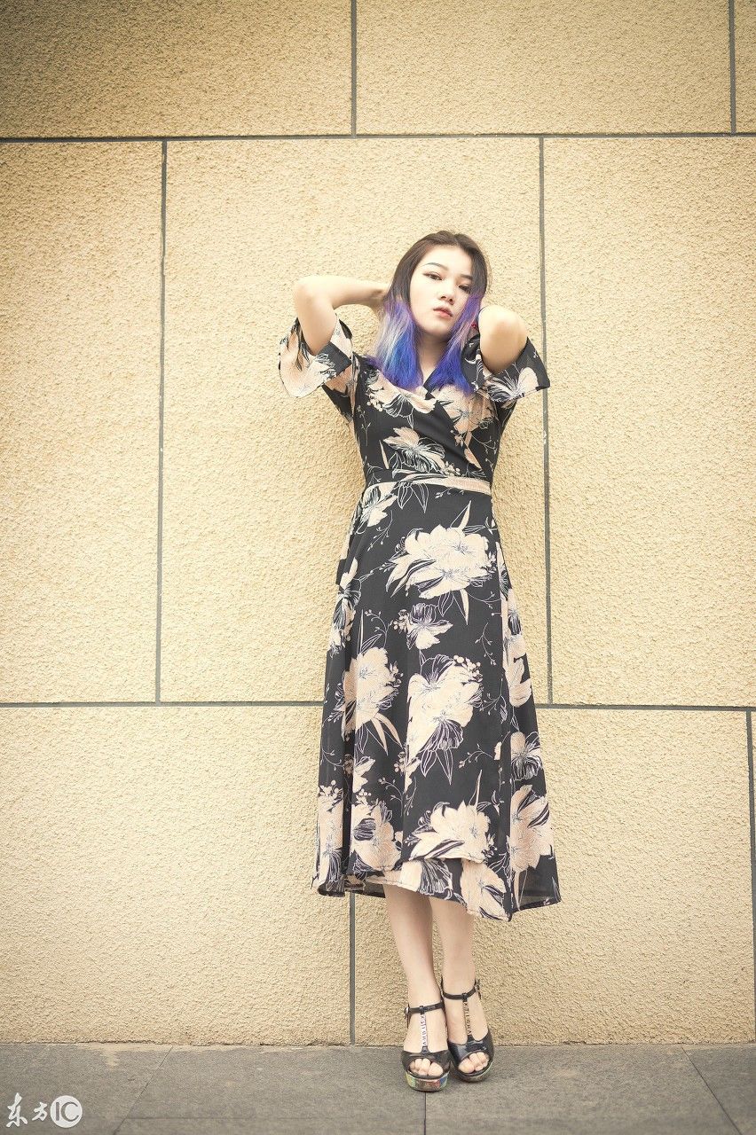 酷酷的小美女，笑起来真好看