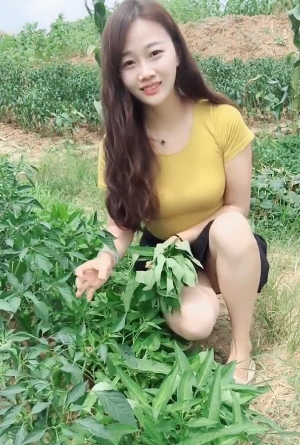 街拍：农村小姐姐清纯甜美，肉色丝袜与纯朴形象搭吗?