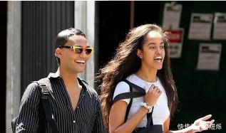 奥巴马19岁女儿与男闺蜜逛街，披散浓密长发，大脑门很耀眼