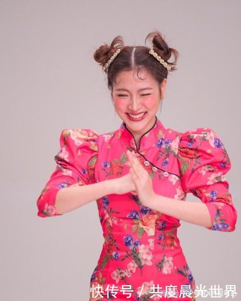 双丸子头@小水真的长大了!改良旗袍配“哪吒头”庆新年,神似中国瓷娃娃