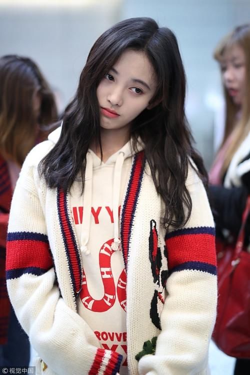 鞠婧祎换发型了还对镜头撒娇，网友:这就是全球最美的第8张脸?