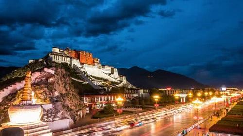 拉萨的一条高速公路,全程没有收费站,路过中国最美冰川