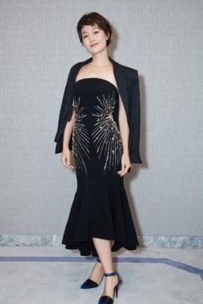 马伊琍也开始玩性感!小背心穿得好高级，一般人还真挂不住!