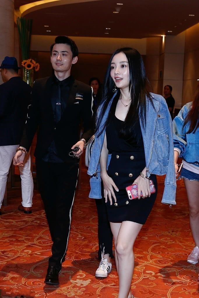 李小璐出席活动，包臀裙紧到走路都不方便，网友：身材还是那么好