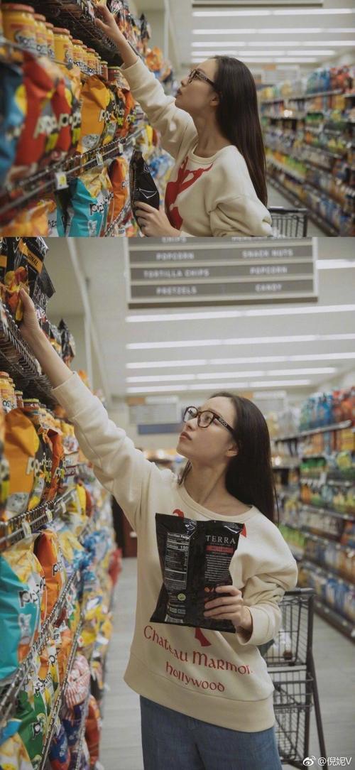 倪妮打扮随性素颜逛超市 推购物车挑零食满满少女感