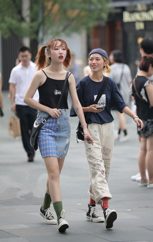 路人街拍：小姐姐的紧身裤秀出完美身材，清爽搭配吸人眼球