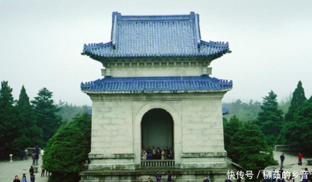 1980年的中山陵,来了一群小学生,穿军装背水壶神气十足