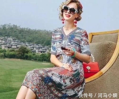  『中年』女人到了中年，尽量少穿黑灰色，试试这4个颜色，优雅大方显气质