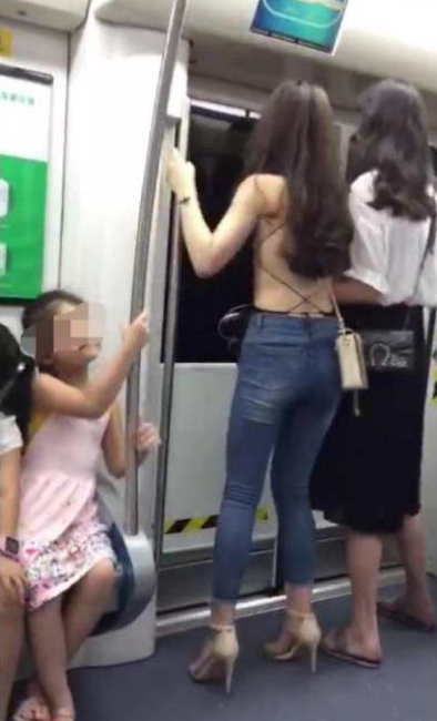 性感美女地铁穿大尺度露背装，惊艳整个车厢大秀全场