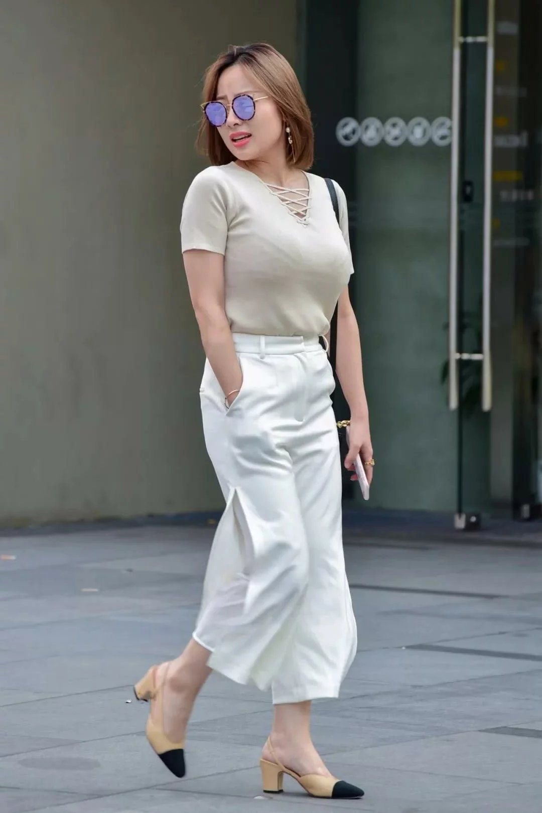 街拍：小姐姐披肩发型给她带来了几分可爱的气息，性感的红唇很是