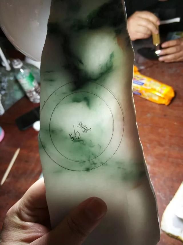 惊心动魄木那赌石，一刀切出8条飘花手镯，转手就卖100万！