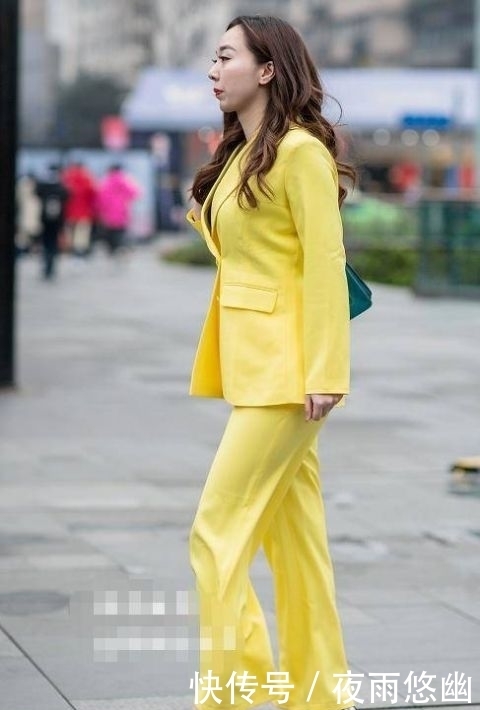 \"i0\": \"http://p7.qhimg.com/t01277914474a498bcd.jpg?size=690x973\"}"街拍:图五肤白,有型,短裤偏爱反着穿,这新潮打扮欣赏不了!
