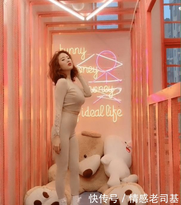 『 网红美女』小姐姐给人利落的美，紧身套装穿搭