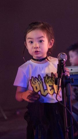 3岁就会穿搭还迷恋口红，戚薇女儿比妈妈还臭美，长大可不得了