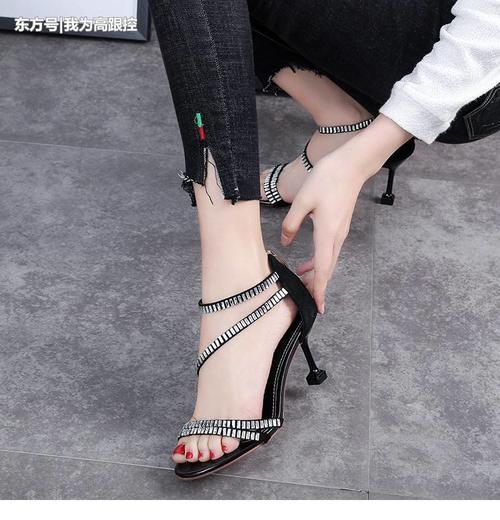 以履带做为设计元素的性感高跟鞋