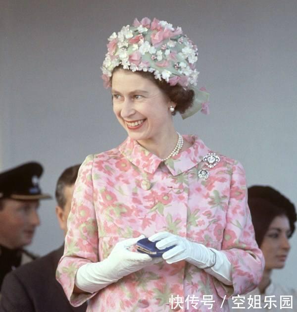 英国王成员帽子大比拼，梅根仿佛顶了一坨翔，最后谁都比不过她