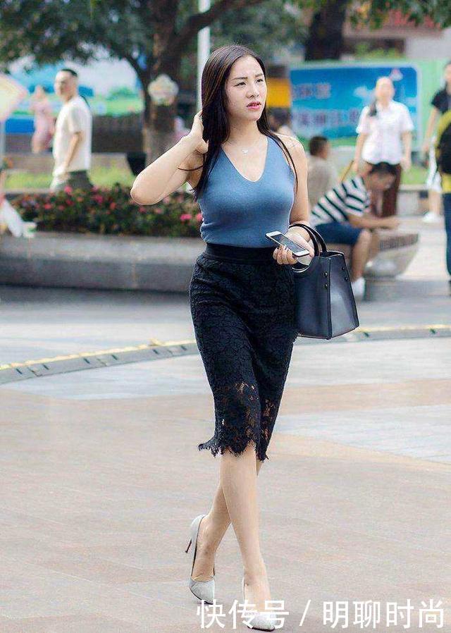 路人街拍：这几款风格各异的时尚裙子，哪一款更有女人味？