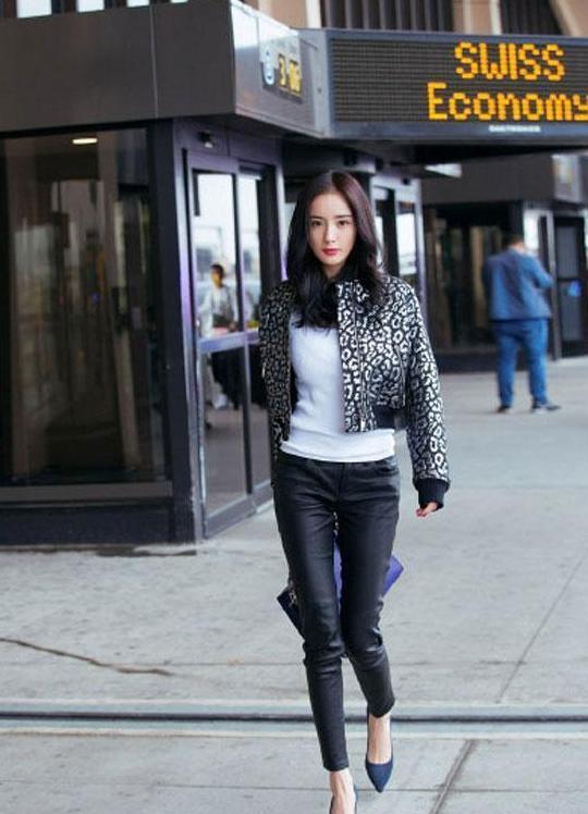 杨幂少见小蛮腰香肩秀, 网友不买账: 不好好穿衣服连头都抬不直