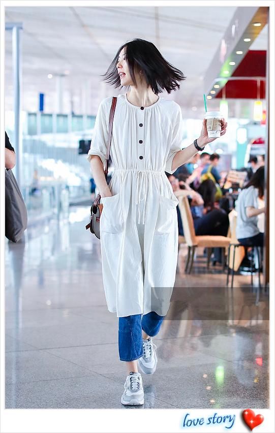 大表姐现身机场，网友瞬间不淡定了：这穿的是啥？毫无超模气质