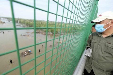  『北京』现场｜众多人在永定河非法捕鱼