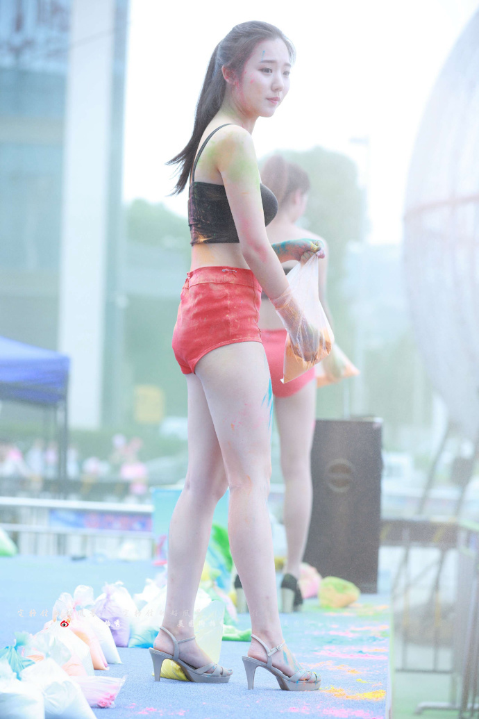 街拍：会展上的小姐姐，喷了各种色彩瞬间感觉个性和时尚