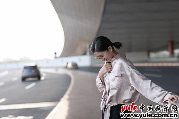 启程扭腰!斓曦受邀纽约时装周造型简约潮范儿足