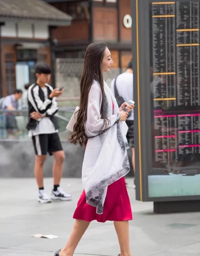  [看上去更加]街拍:一字带高跟鞋,简约又时尚