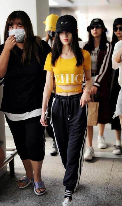 鞠婧祎周洁琼同穿露腰装, 身高相差7厘米, 差别居然这么大!