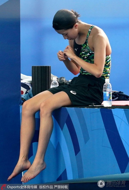 日本游泳名将大桥悠依热身 秀柔韧身段大长腿(图)