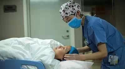 无臂孕妈生孩子 生下的新生儿,妈妈都不敢看!