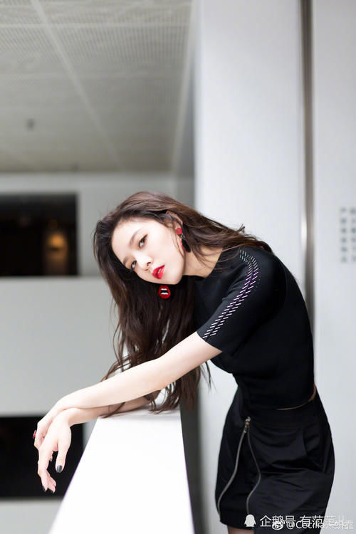 宋妍霏的裙子已经够短了，还敢拉开正中间的拉链，网友：被骗了！