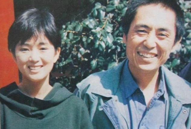 巩俐:为了巩俐,张艺谋抛弃原配肖华,肖华现在过得怎么样了?