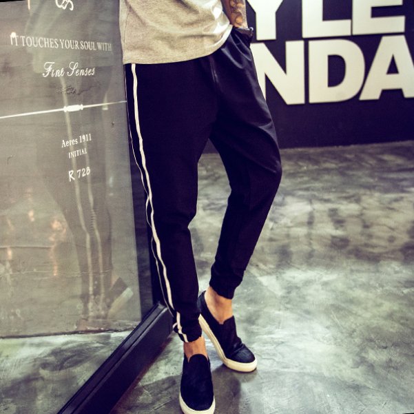 小姨今年46岁，真的超会打扮!帆布鞋+小脚裤，美到飞起来