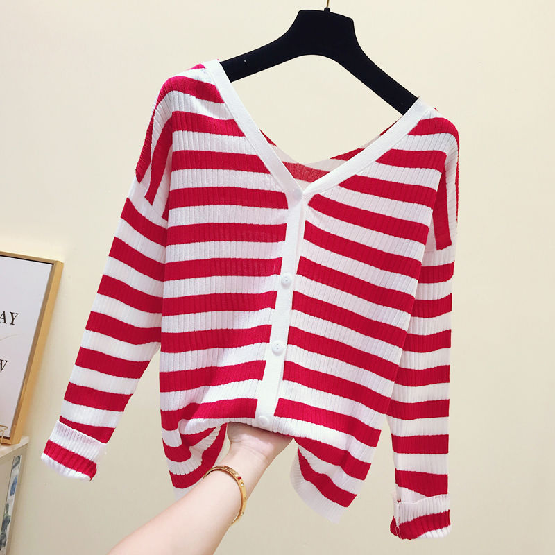 秋天不容小觑的毛衣，搭配牛仔裤+小白鞋，优雅高贵、出镜率很高