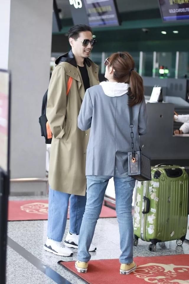 「生日」Ella一家三口为儿子庆3岁生日,蛋糕尺寸太迷你,1米9老公会撒娇