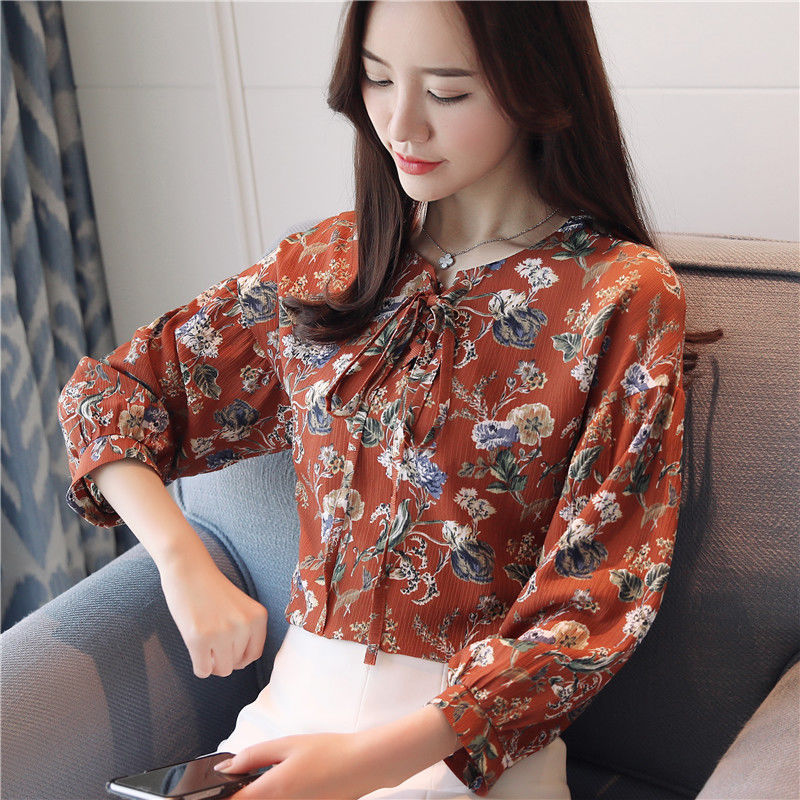 都已经秋天了，7080后穿七分小衫，搭短裙，出门迷倒了一大片