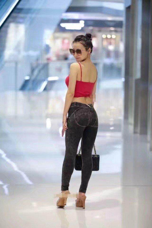 成都街拍: 身姿摇曳的紧身裤美女, 引得小哥不顾身边女朋友也要偷