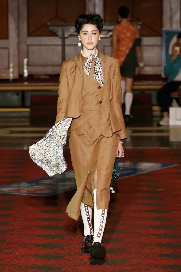 在唐人街的中餐馆打麻将，中式旗袍和解构西装完美结合，打造最中