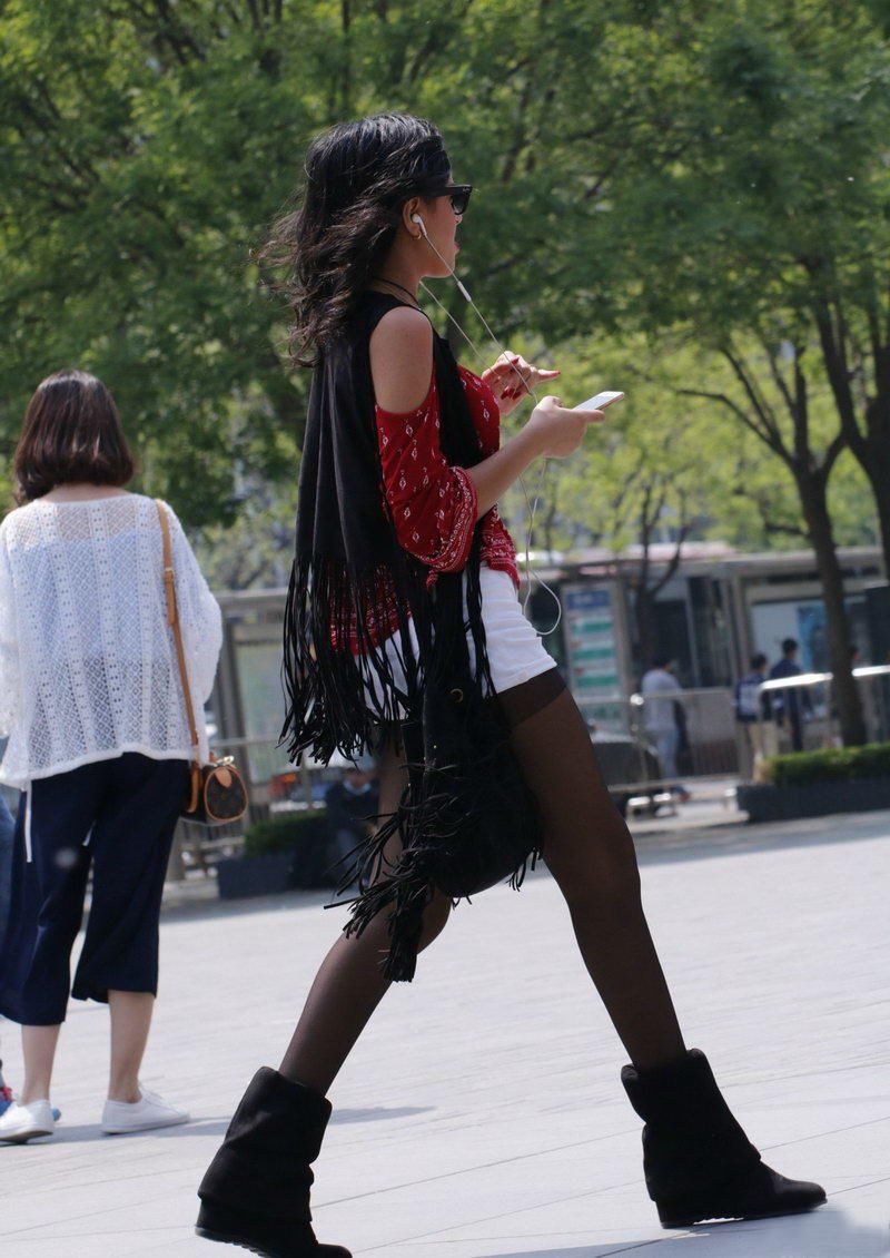 街拍:白色紧身热裤黑丝袜美眉，你的城市因你而美好?