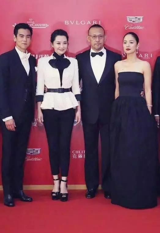 40岁周韵抹胸裙配枫叶色口红，气场升级，网友：名导姜文眼光真好