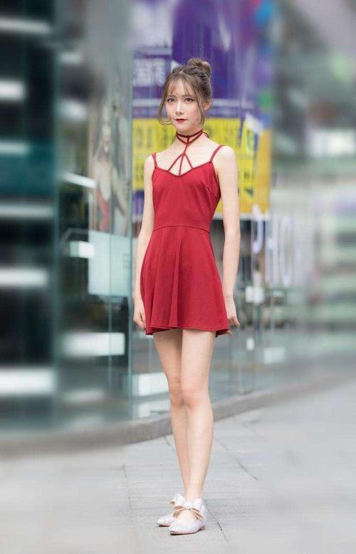 优雅时尚的吊带装小姐姐秀出自信活力，气质出众，美出新高度！