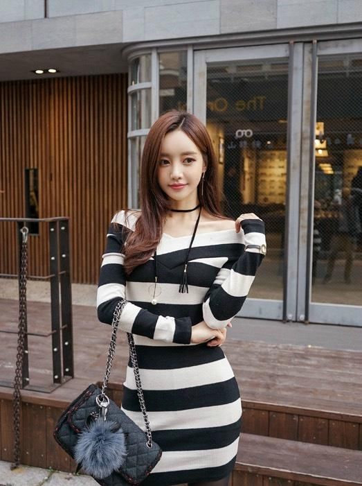 街拍，微风袭来，美女被吹起秀发，谁撩动你的心呢