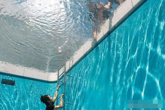日本最神奇的“泳池”,游客不仅能在水底呼吸,还能直立自由行走