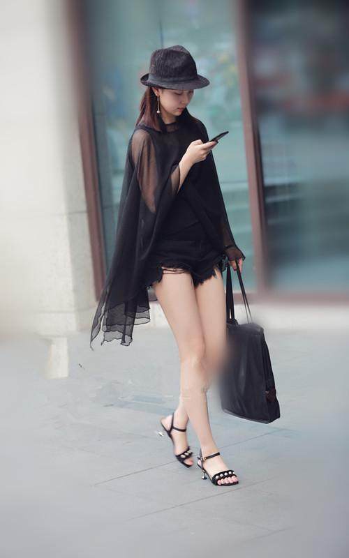 路人街拍，小姐姐一双细长的腿在肉色丝袜的包装下显得更加性感