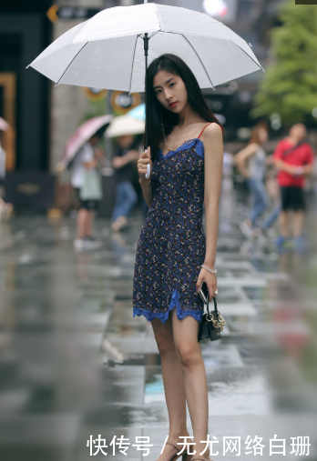  「重庆」重庆街拍，作为女生，就是要展现出自己优雅的曲线！