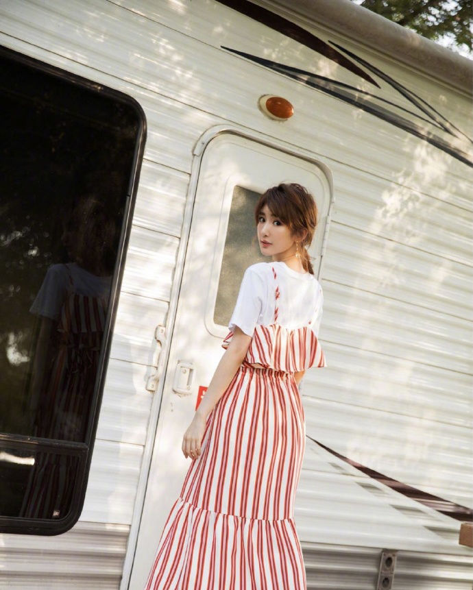 毛晓彤甜美俏皮写真图集，时尚靓丽，清新脱俗!